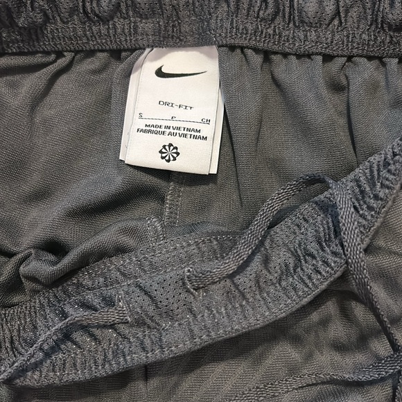NWOT Nike Women’s Small Gray Athletic Shorts - Picture 8 of 8
